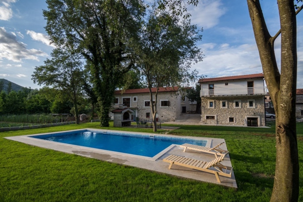 Kamena kuća u blizini Ljubuškog s bazenom i tradicionalnom vinarijom idealno je mjesto za vikend odmor
