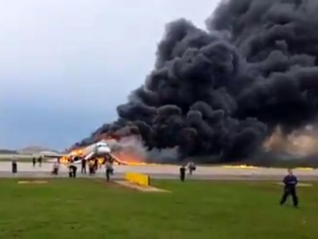 U zrakoplovnoj nesreći na aerodromu u Moskvi poginula 41 osoba [video]
