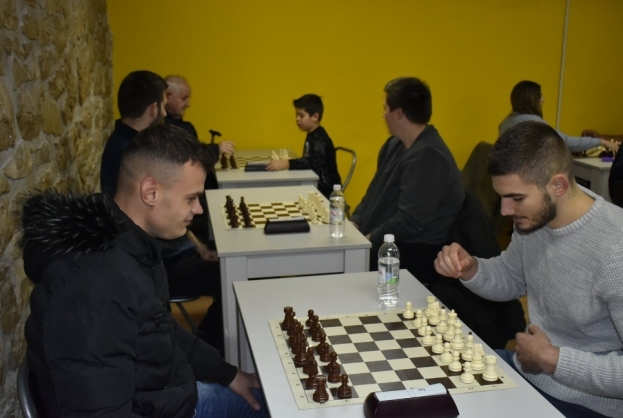 Borna Pehar prvi, Dragan Burić drugi, a Ante Matić treći na Božićnom šahovskom turniru u Ljubuškom