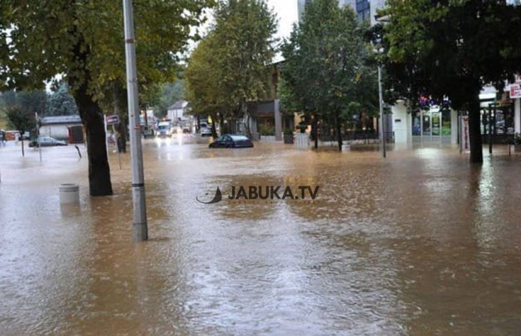 Obilne kiše uzrokovale probleme u Hercegovini: Poplivala glavna ulica u Čitluku