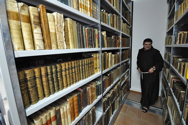 Upoznajte pobliže samostansku knjižnicu na Humcu