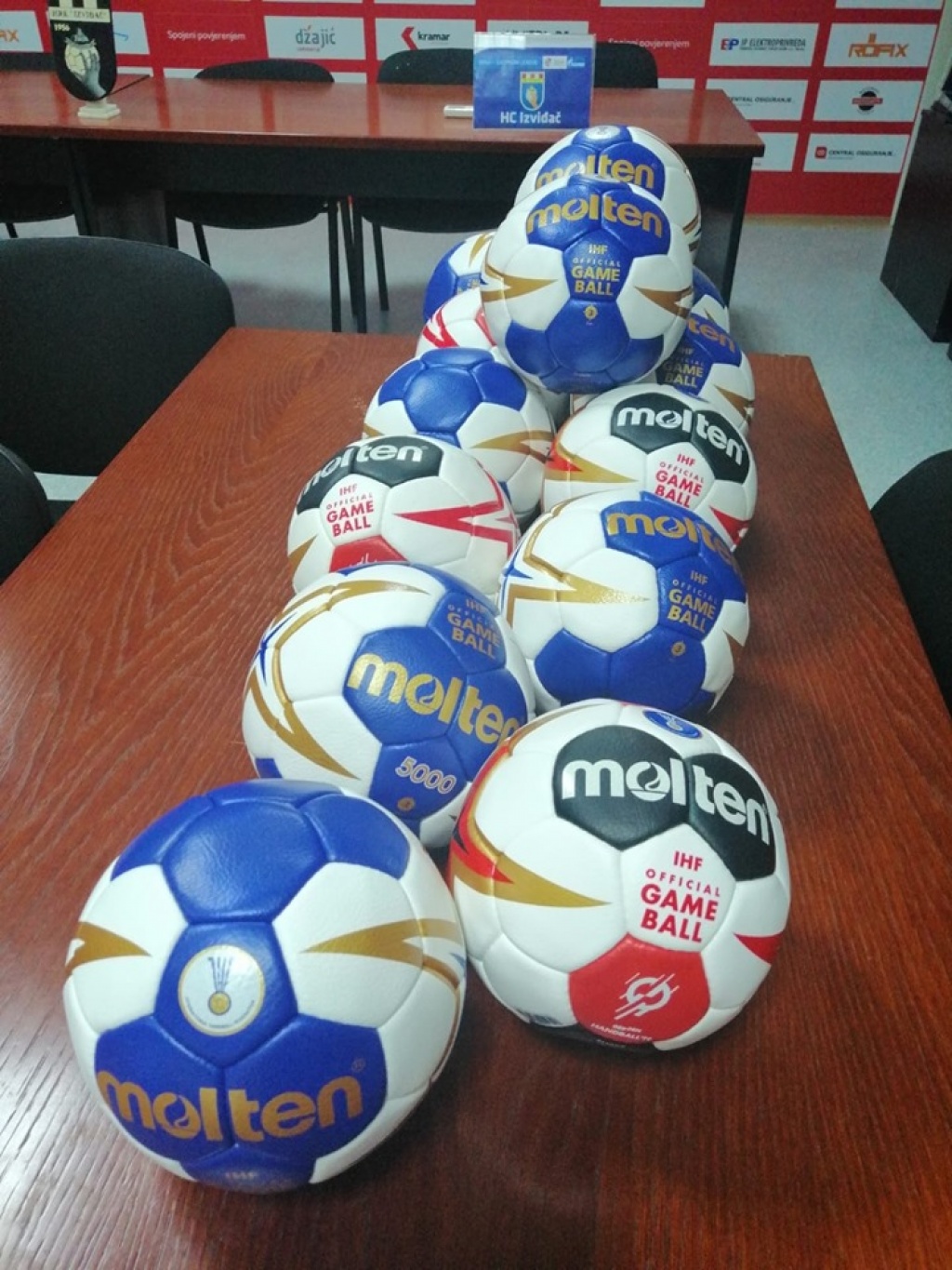 Matej Hrstić i Josip Ereš darovali lopte matičnom rukometnom klubu