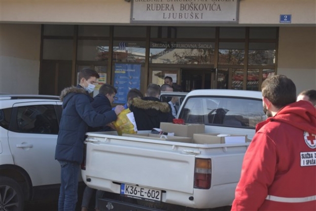 Učenici i djelatnici SSŠ Ruđera Boškovića Ljubuški u humanitarnoj akciji &quot;Božić svima&quot;