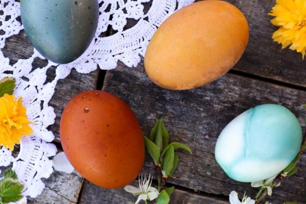 Bojenje jaja prirodnim bojama za još šareniji Uskrs
