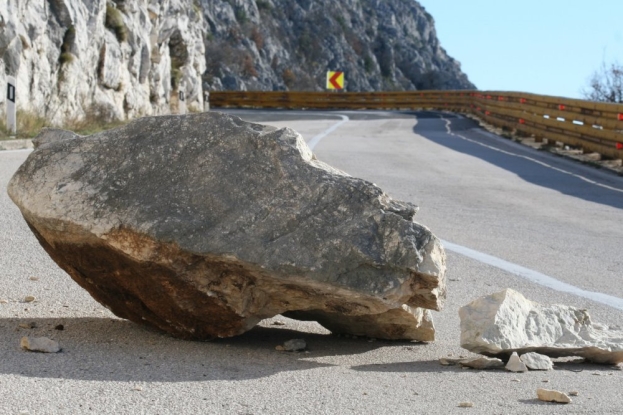Cesta kojom prometuju i brojni Ljubušaci: Na aute padaju stijene s visine od sto metara