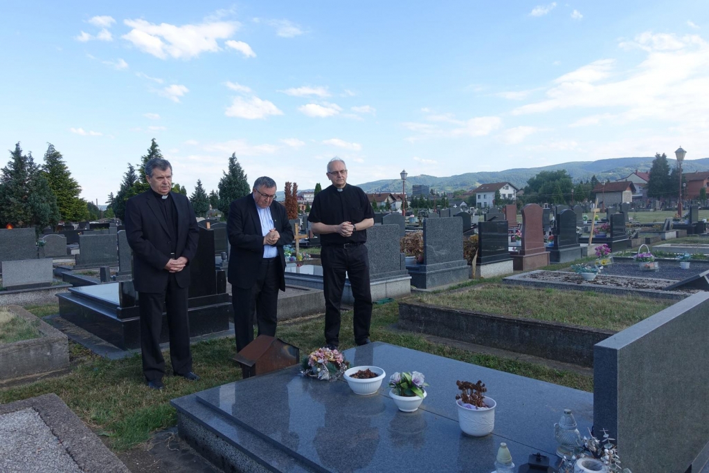 Kardinal Puljić i nadbiskup Vukšić molii na grobovima ubijenih banjolučkih svećenika