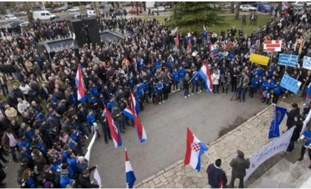 Hrvati ne prijete, ne idu na prosvjede i ne prave problem. A o njima se radi. O njihovoj glavi. Što je s tim narodom?