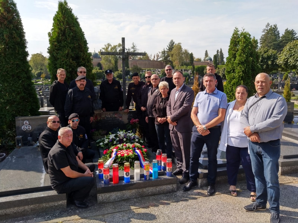 Izaslanstvo Udruge dragovoljaca HOS- a Grada Zagreba, položilo je vijenac i zapalilo svijeće na grobu Ante Paradžika