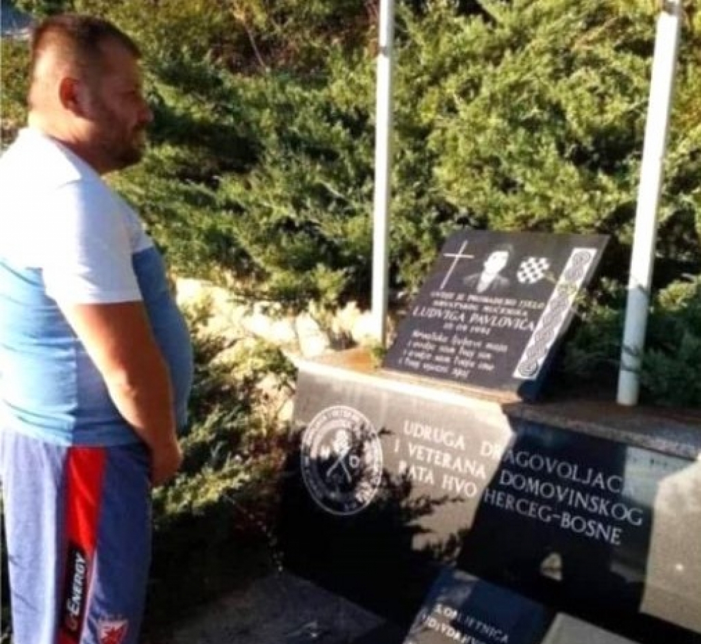 Sumrak pameti: Zvezdaš urinirao po spomeniku Ludvigu Pavloviću