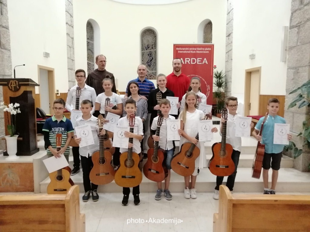 Mladi gitaristi održali koncert u crkvi svete Kate u Ljubuškom [foto]