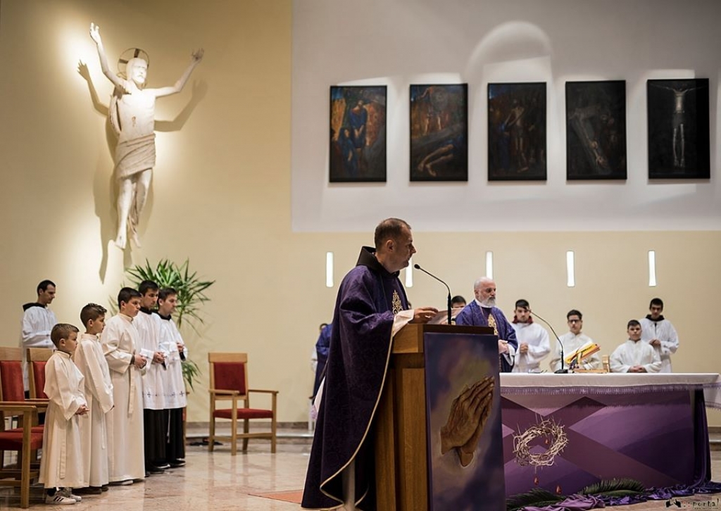 Pater Ike Mandurić započeo korizmenu duhovnu obnovu na Humcu [foto]