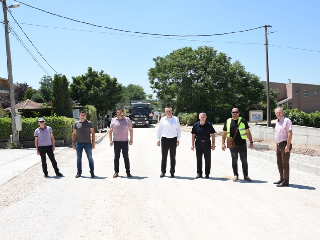 Na dijelu dionice regionalne ceste od Miletine do Atlasa postavlja se prvi asfaltni sloj