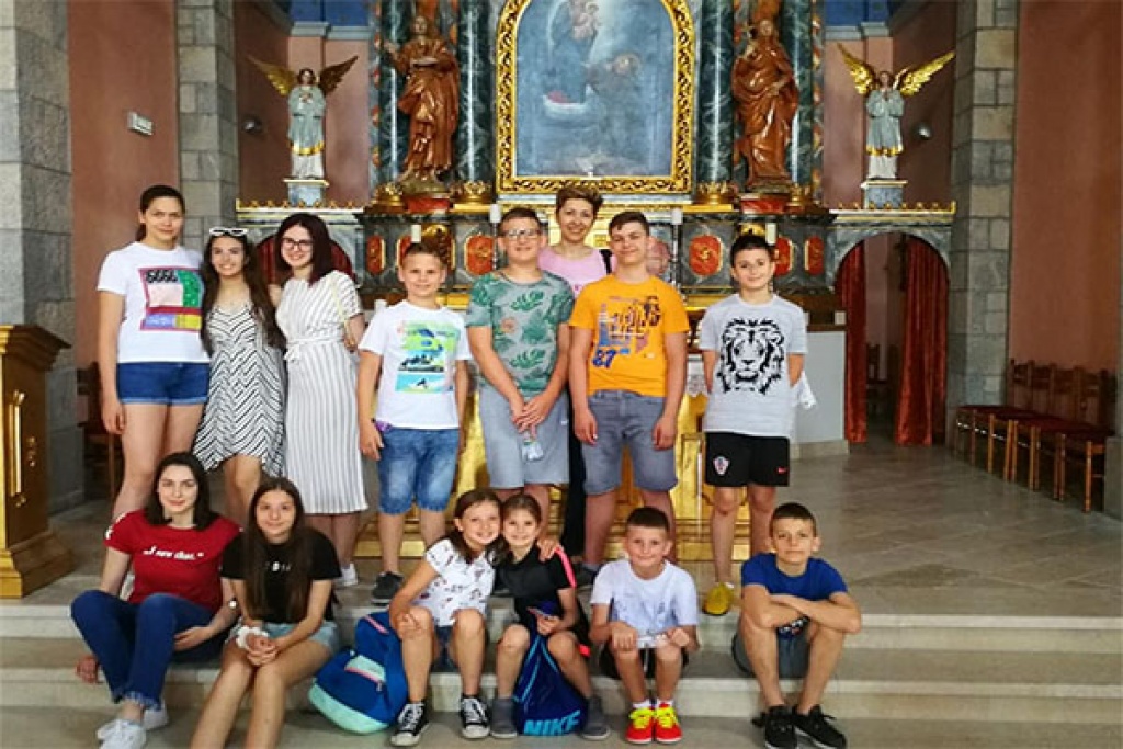 Polaznici Ljetne škole Stopama kraljice Katarine posjetili Humac i slapove Kravica [foto]
