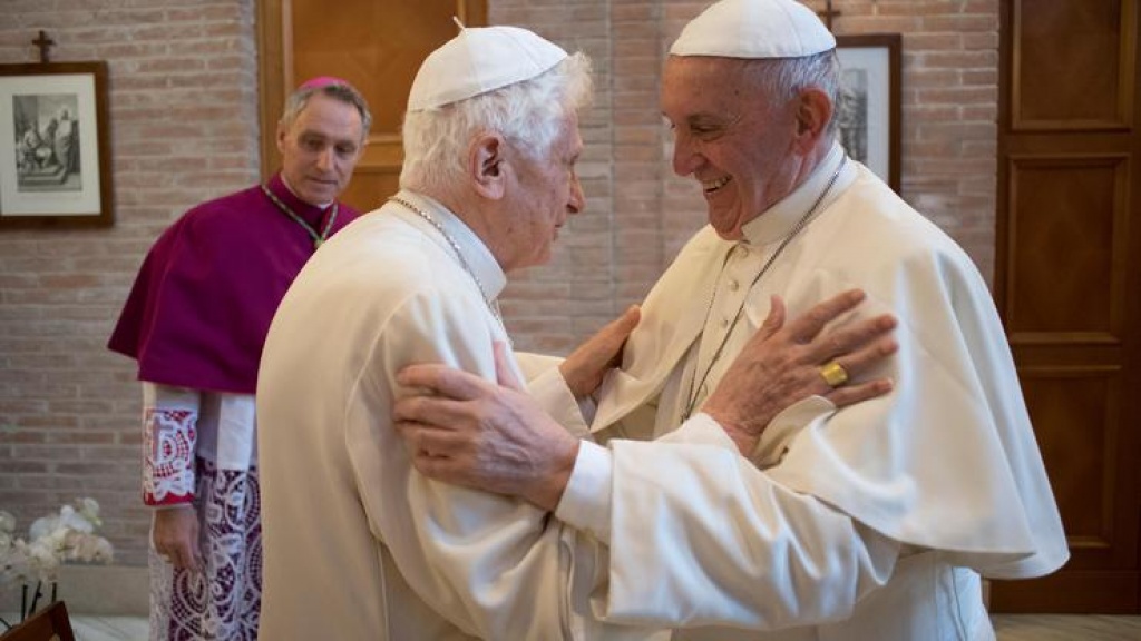 Papa u miru Benedikt XVI. pozvao nasljednika Franju da ne zaređuje oženjene muškarce