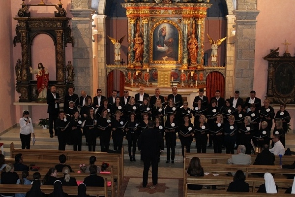 Humački zbor i klapa „Benedictus“ održali marijanski koncert