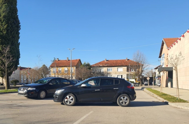 U središtu Ljubuškog: Automobil bez vozača završio na sred ceste