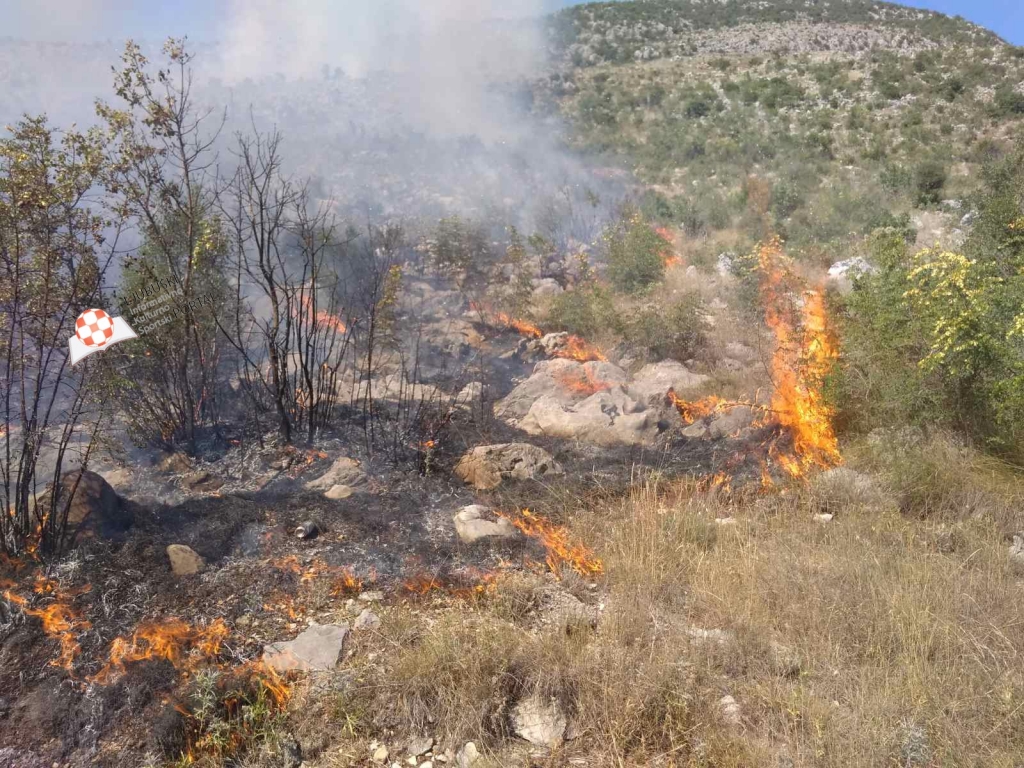 Veliki požar u Klobuku, gori uz groblje, vatra prijeti i obližnjem naselju [foto&amp;video]