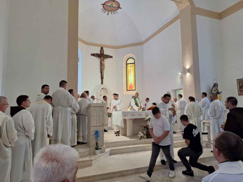 studenci-jubilej-svecenika-4.jpg