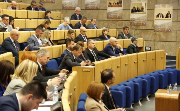 Bh. parlamentarci: Digli sebi plaće za 500 KM, a državnim službenicima za 80 KM
