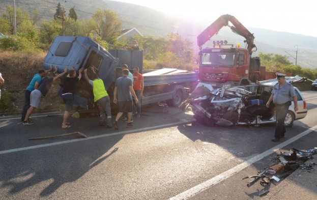 Detalji stravične nesreće kod Mostara: Krenuli na more pa podletjeli pod kamion
