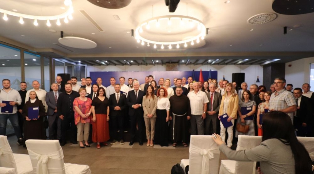 LJUBUŠKI: Održana svečanost uručivanja ugovora u okviru projekta potpore Hrvatima u BiH