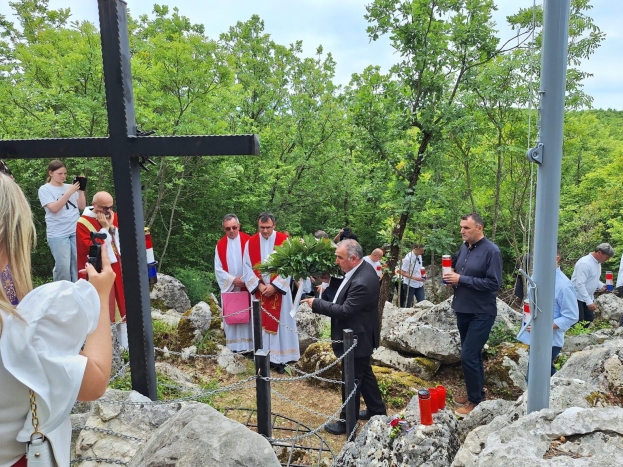 Održana komemoracija za žrtve Markovića jame: Partizanski zlikovci hladnokrvno su ubili 140 ljudi i bacili ih u jamu