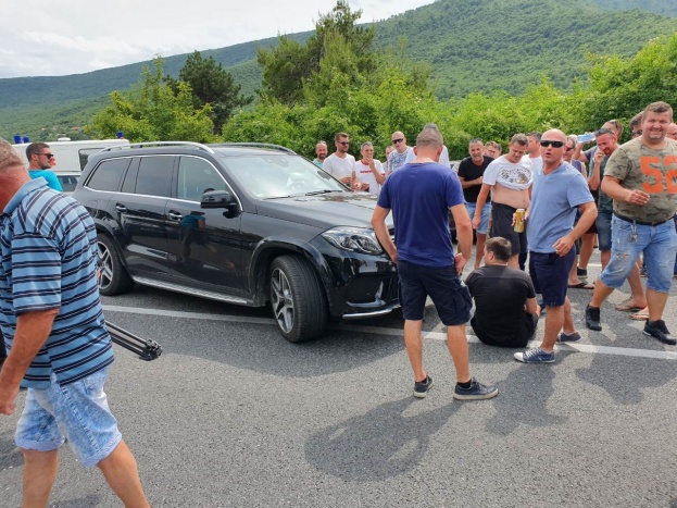 Iks portal na licu mjesta: Radnici Aluminija blokirali tunel Salakovac [foto]