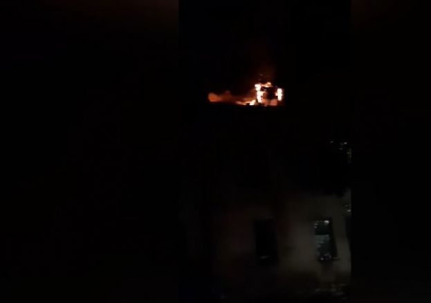 Očajni otac s krova zgrade u plamenu bacio dijete, policajci ga uhvatili [video]