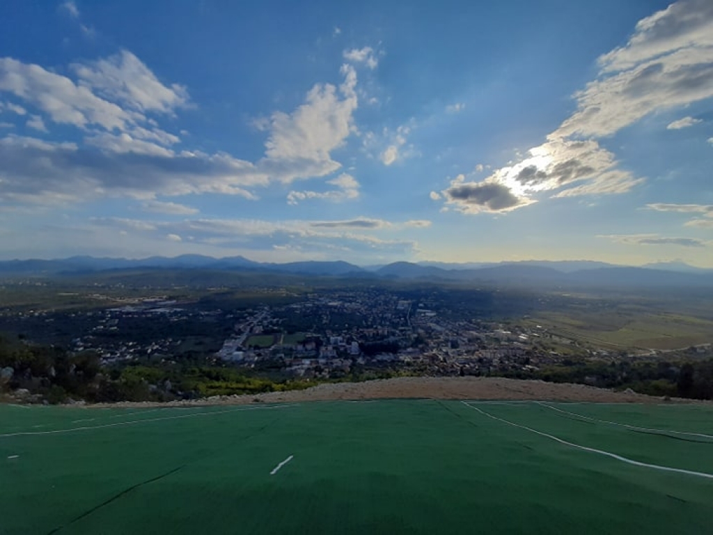 U BiH danas oblačno s kišom i lokalnim pljuskovima, temperatura do 23 stupnja