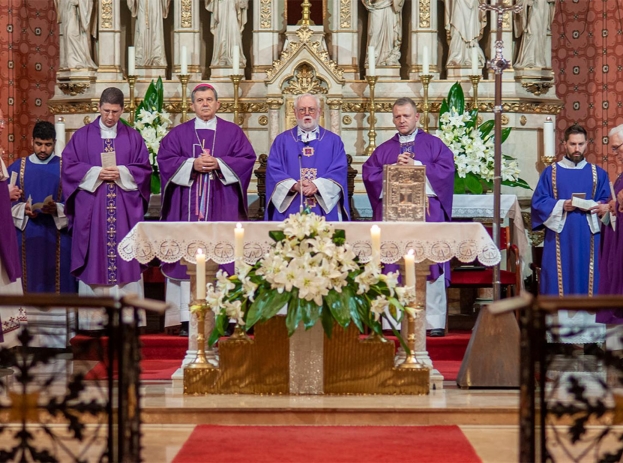 Mons. Gallagher predslavio misu u katedrali
