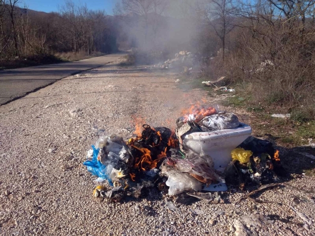 Netko je usred dana zapalio otpad pored ceste u Veljacima [video]
