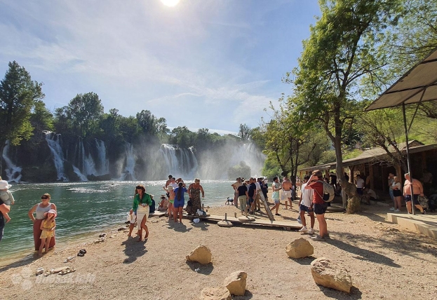 Nazire se ljetna sezona u Hercegovini: Hrabri turisti se kupali u Trebižatu