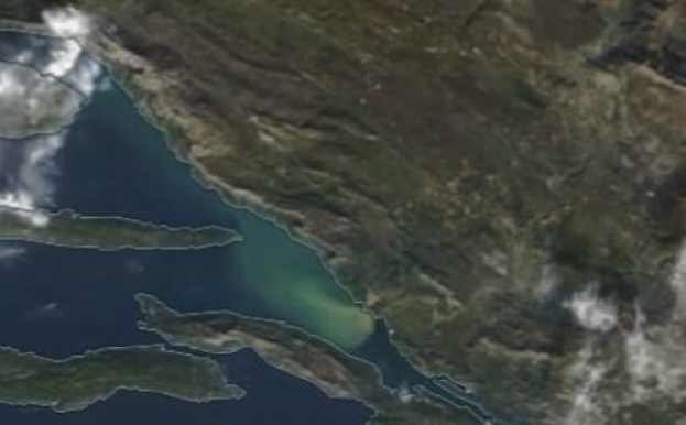 More od Ploča do Makarske rivijere promijenilo boju [video]