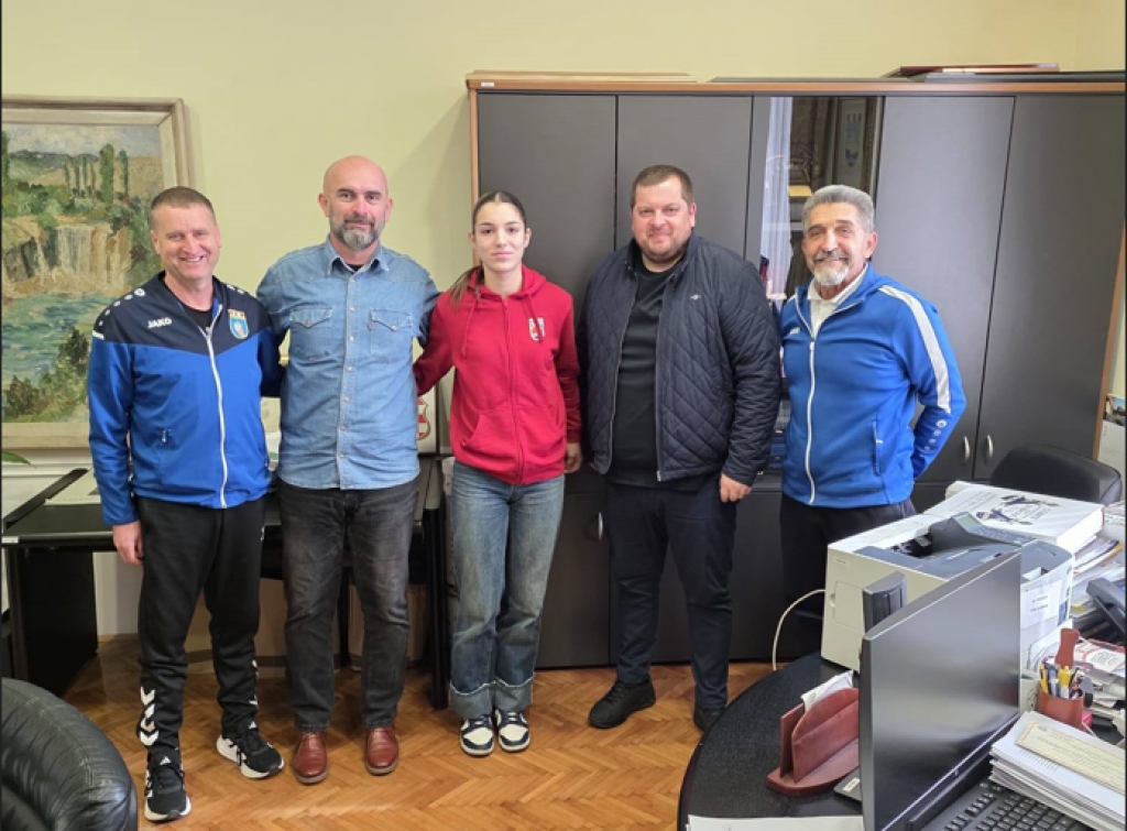 Zlatnu rukometa&scaron;icu Izviđača Katarinu Kraljević  primili gradonačelnik Ljubu&scaron;kog Vedran Markotić i predsjednik Gradskog vijeća Tihomir Kvesić