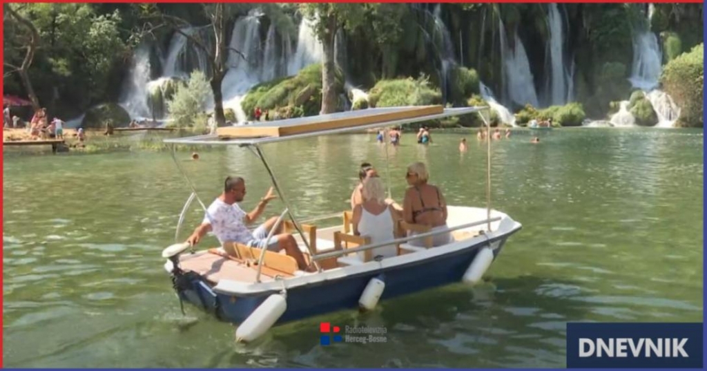 Kravica prepuna turista, nevrijeme nije bitno utjecalo na turističku sezonu [VIDEO]