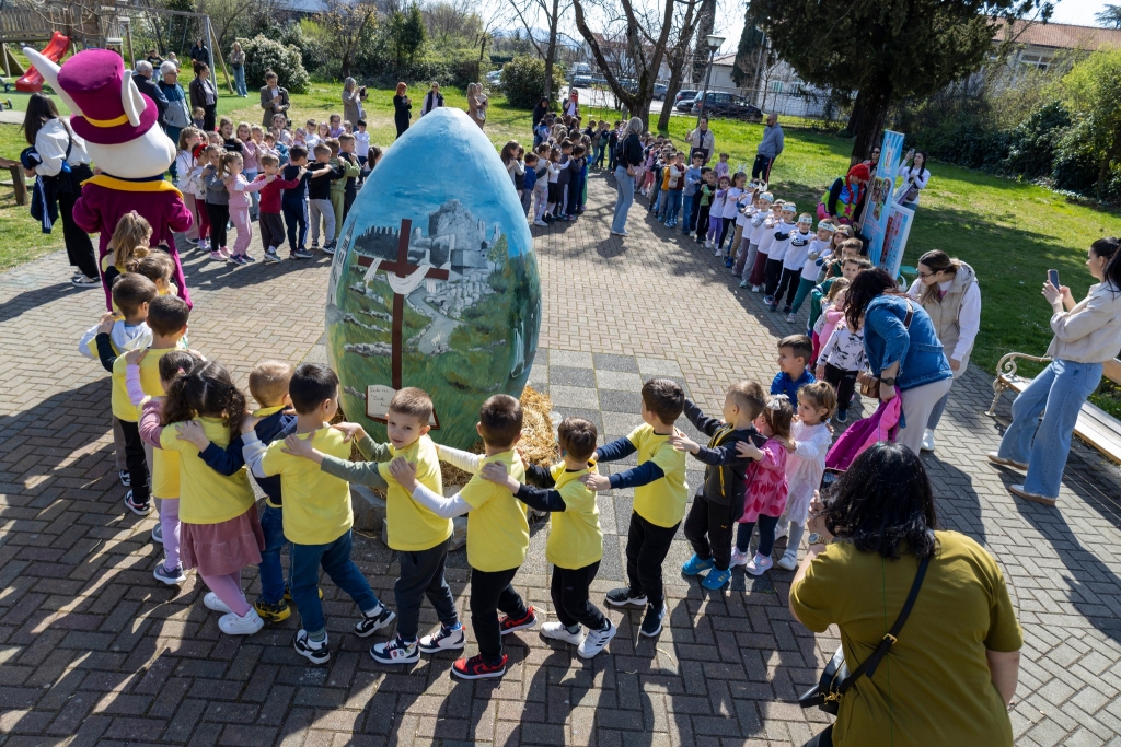 U gradskom parku postavljena dvometarska pisanica oslikana motivima grada Ljubu&scaron;kog