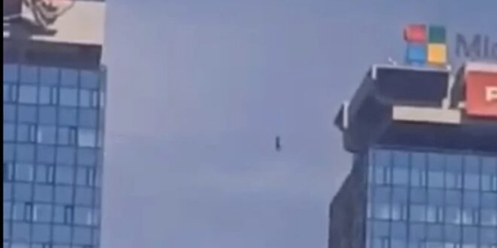 Pojavljuju se snimke čovjeka koji hoda po žici između nebodera u Sarajevu [video]