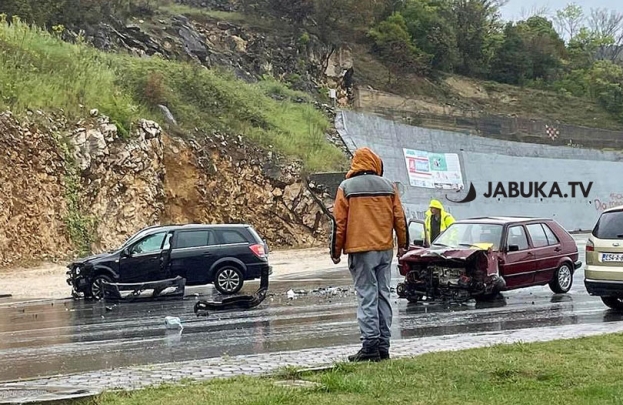 Jedna osoba ozlijeđena u sudaru tri vozila u Ljubuškom