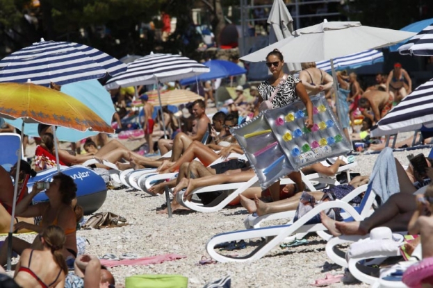 Na plažama Makarske rivijere ima turista, navodno rasterećenje – izostanak “paradajz turista”
