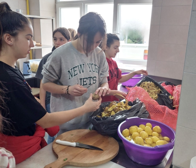 Učenici iz Vitine volontirali u pučkoj kuhinji i udruzi “Marijine ruke”