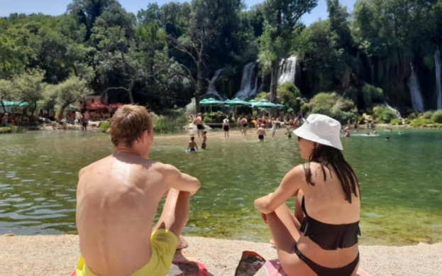 Sve više posjeta jednom od najljepših vodopada: Kravicu okupirali turisti