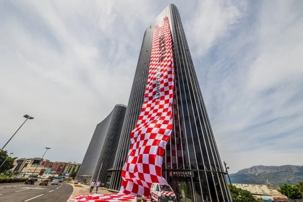 Na Dalmatia Toweru postavljena 105-metarska hrvatska navijačka zastava