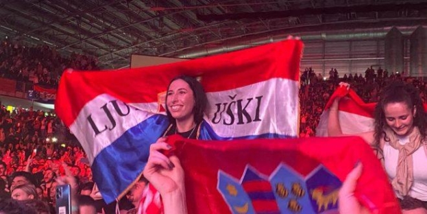 PUBLIKA NA HRVATSKOJ NOĆI PJEVALA ZLATKU DALIĆU, ON PORUČIO: Budite uz nas da opet napravimo ponosnim hrvatski narod, hrvatske ljude i hrvatsku državu