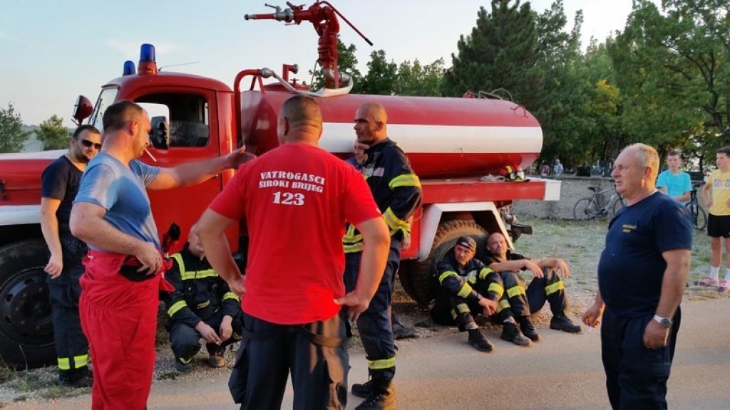 Ljubuški vatrogasci pomagali širokobriješkim kolegama gasiti požar u Buhovu