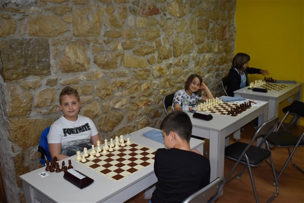 U Ljubuškom počela Škola šaha za djecu