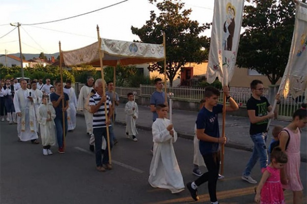 Tijelovska procesija od sv. Ante sa Humca do sv. Kate u Ljubuškom