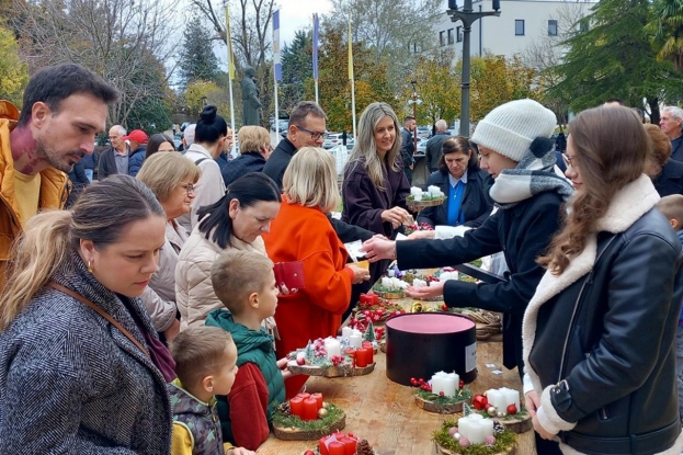 Framaši Barbara, Matea, Josipa, Teo, Petra i Mirela... - adventski vijenci na Humcu u službi humanosti