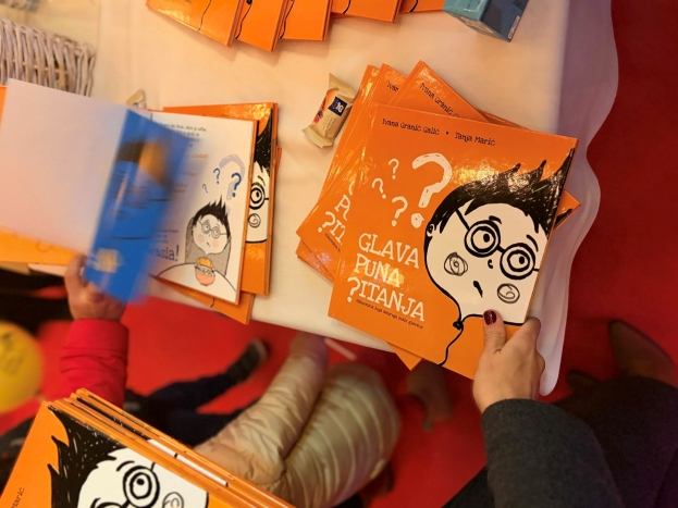 Promocija slikovnice &bdquo;Glava puna pitanja&ldquo; uljep&scaron;ala adventski ugođaj u Ljubu&scaron;kom
