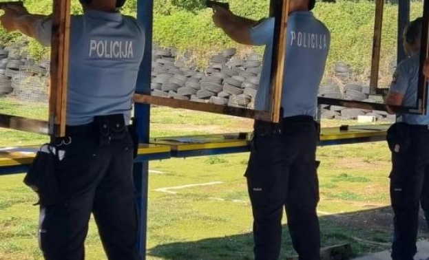 Policijski službenici MUP-a ŽZH provode redovito vježbovno gađanje iz službenog vatrenog oružja