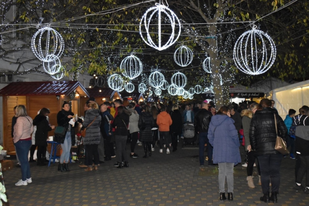 U Ljubuškom na Božić planule rasvjetne kugle adventske dekoracije